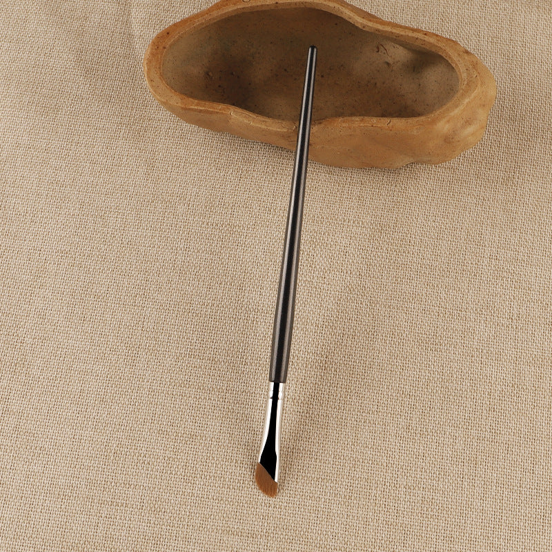 Small fiber sickle eyeliner brush
