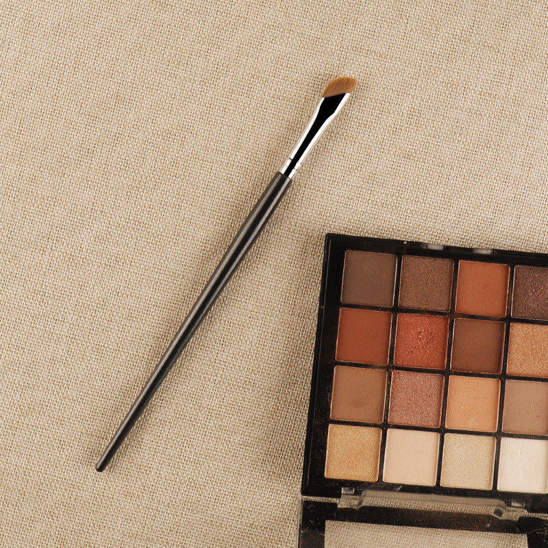 Small fiber sickle eyeliner brush