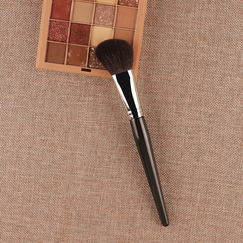 Black blush/contouring brush