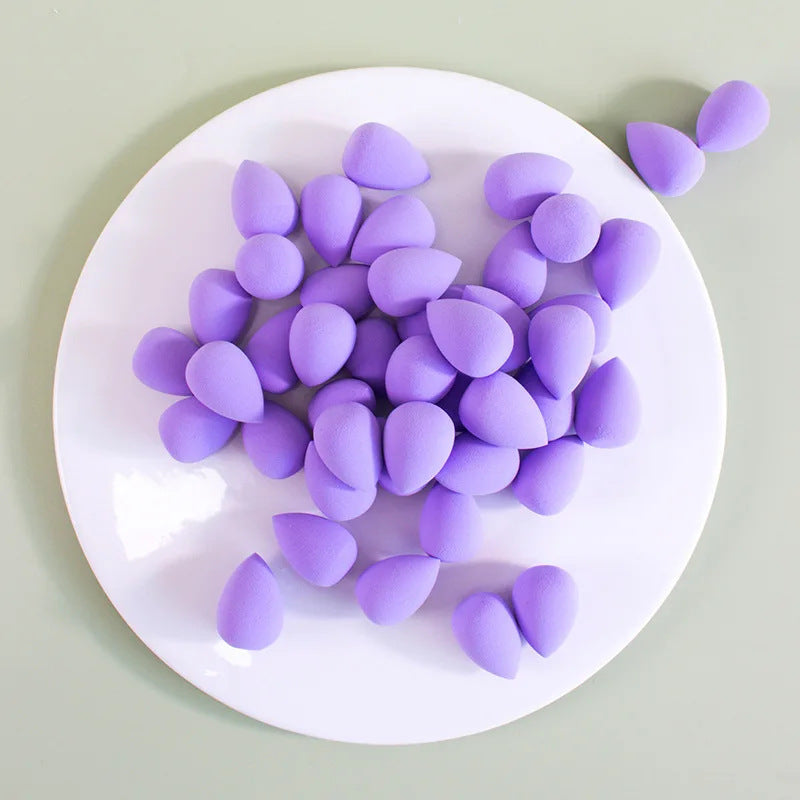 Mini beauty blender doesn't absorb much powder
