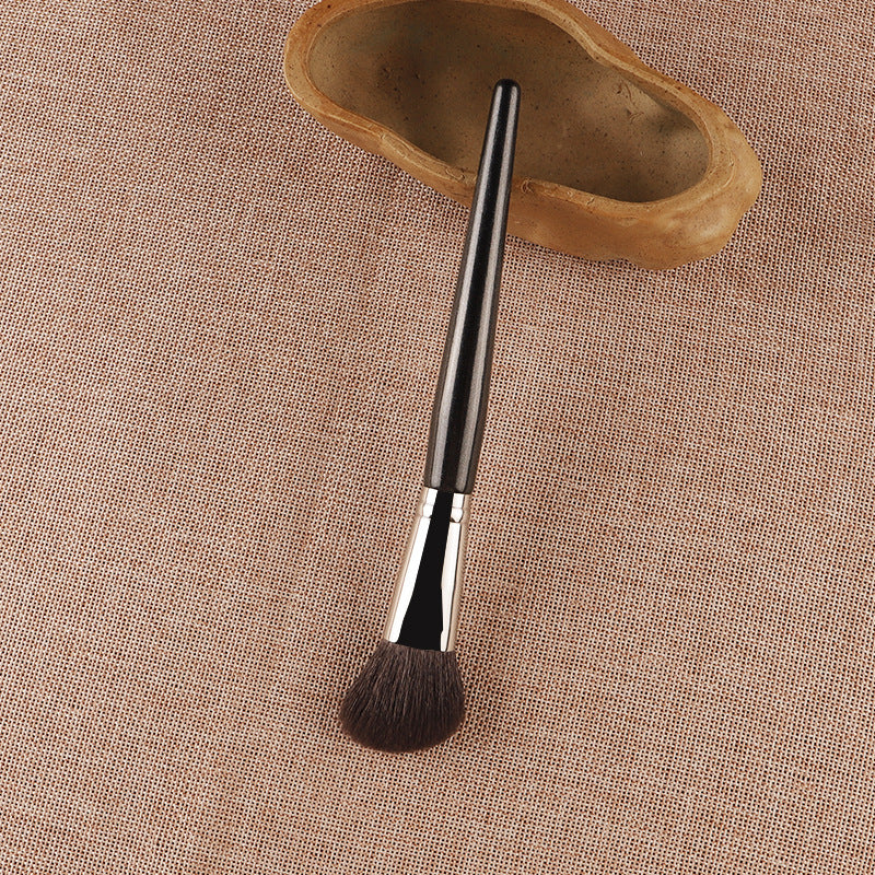 Black blush/contouring brush